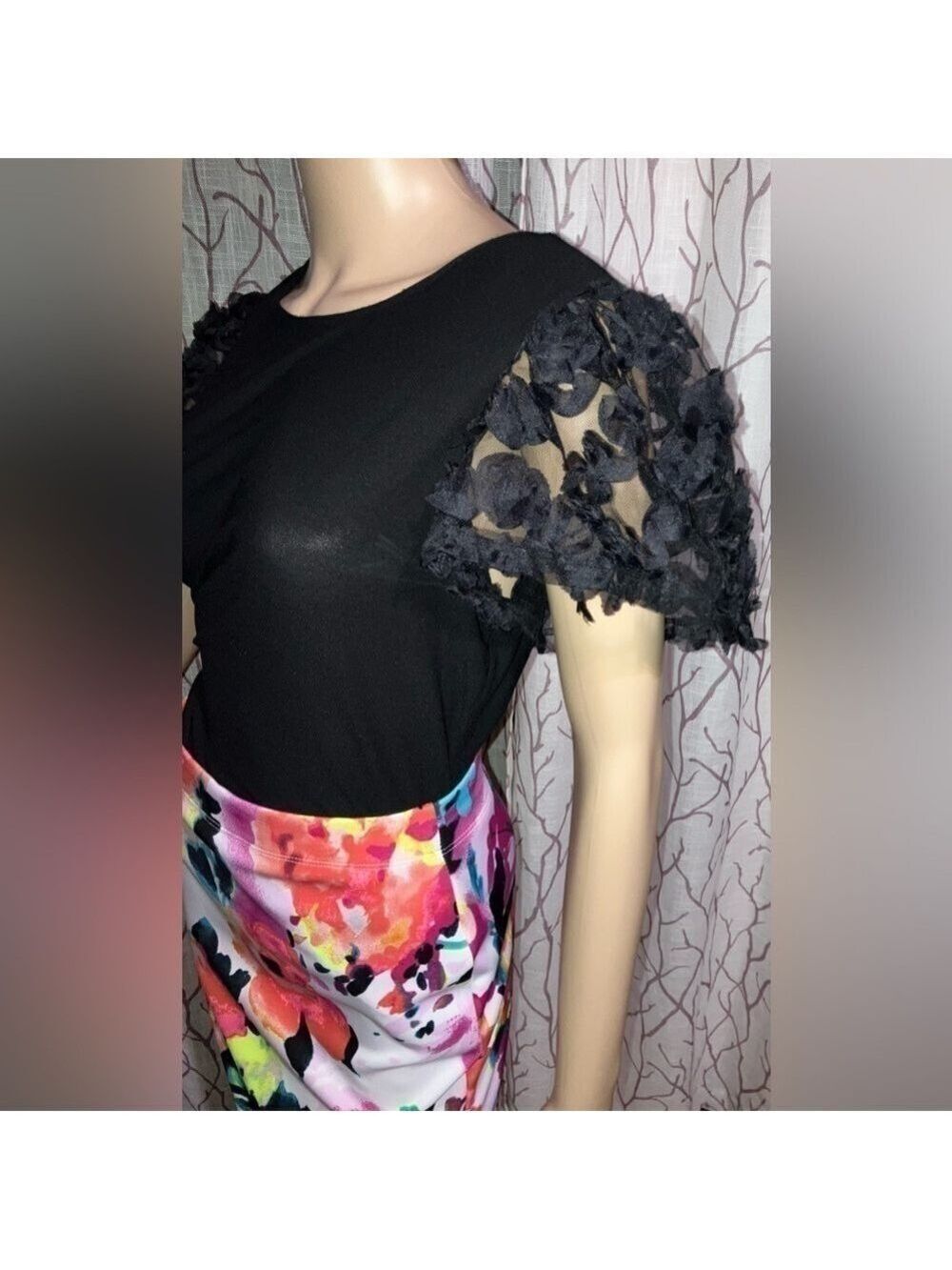 Beautiful shirt size med-elegant puffed sheer sleeves w/intricate floral detail
